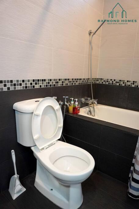99 Kelawei Apartman George Town  Kültér fotó